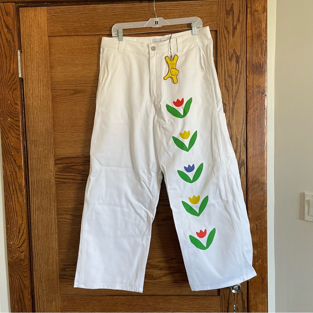 Lisa Says Gah! White Jeans with Colorful Tulips